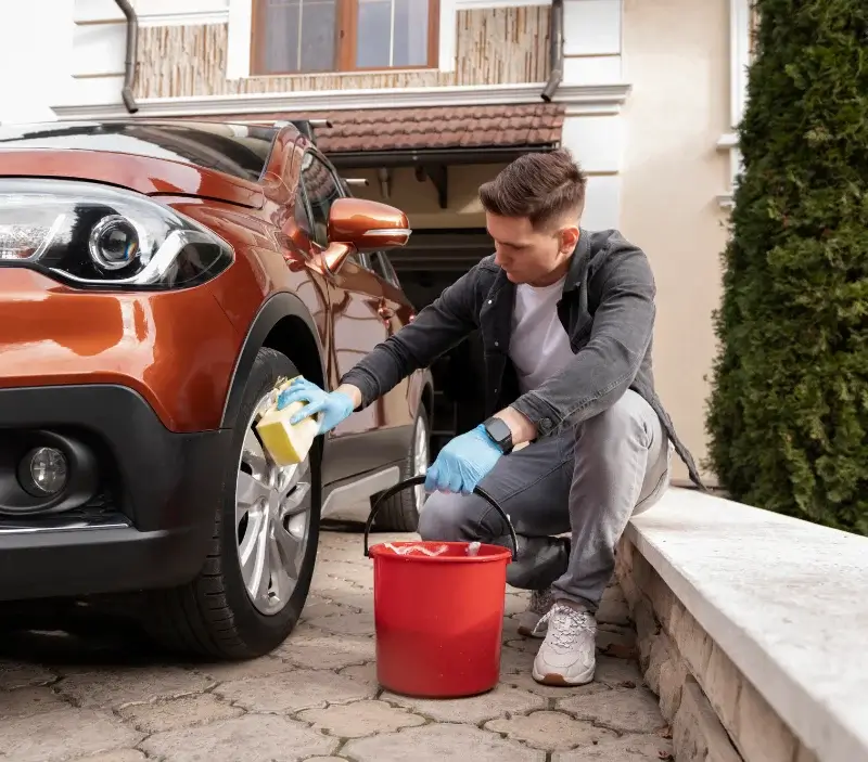 Lavage auto à domicile Landiras : professionnel intervenant sur un véhicule